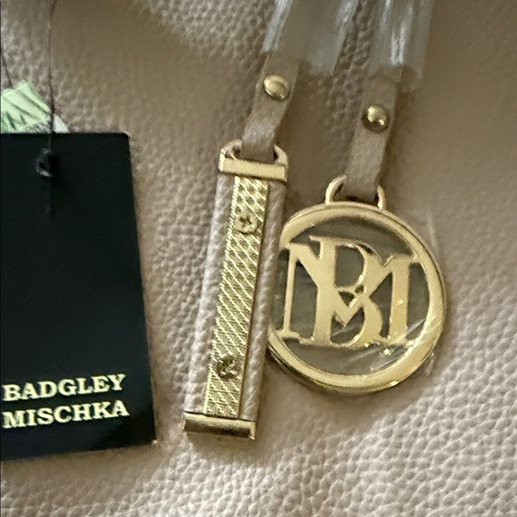 Bagdley Mischka Chic Beige Leather Shoulder Bag with Gold Chain - Picture 3 of 13